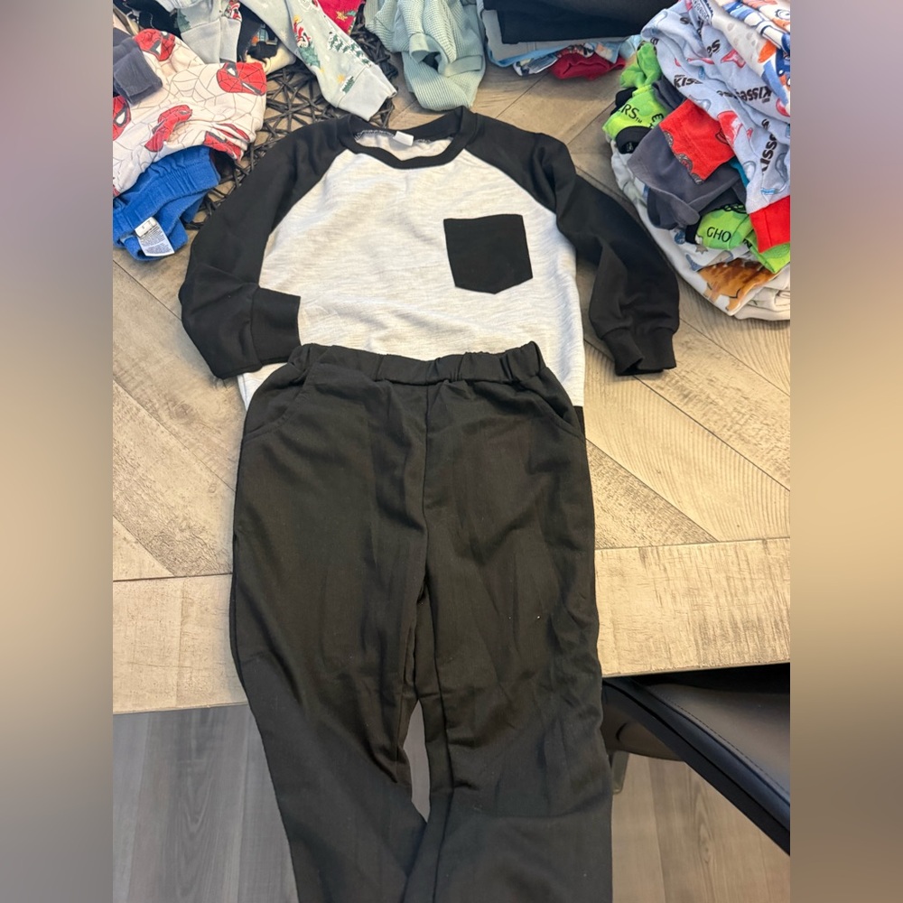 Boys Two-Piece Raglan Pocket Set in Black & Gray